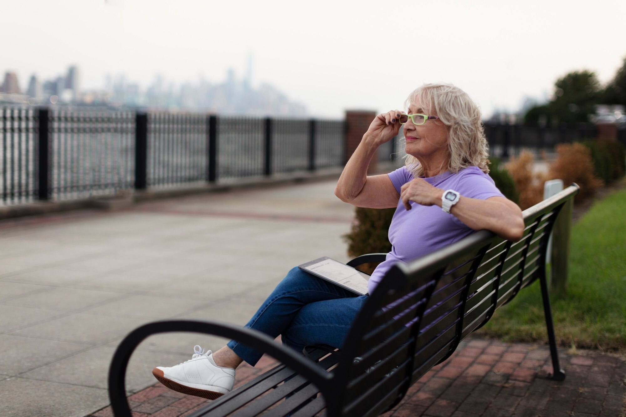 बुज़ुर्ग महिला सुबह की सैर का आनंद ले रही है